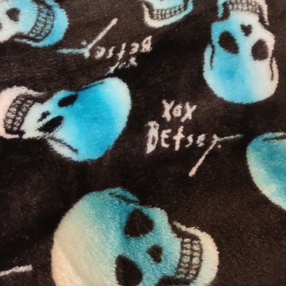 HALLOWEEN SKULL Betsey Johnson plush throw with teal skulls 50X60in - Picture 5 of 7